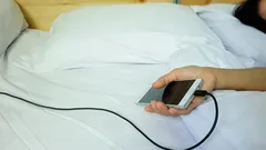 Många gör det här varje natt: här är det absolut förbjudet att ladda mobilen