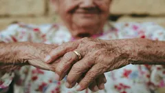 Vänlighet eller godtrogenhet: Varför är äldre människor mer välvilliga än yngre?